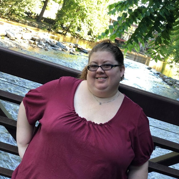 Profile Picture of Julia Truitt (@julestruitt) on Poshmark