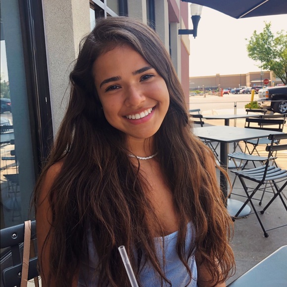 Profile Picture of Bella Weibert (@bellaw_) on Poshmark