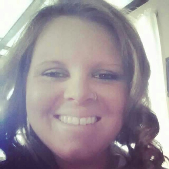 Profile Picture of Amanda Dingledine (@dingledine) on Poshmark