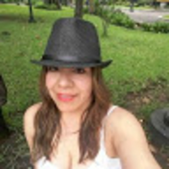 Profile Picture of Fani Quito (@quitofani0) on Poshmark