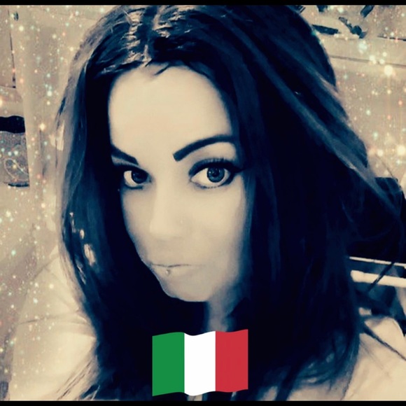 Profile Picture of Lynn Alvarez (@lynnalvarez328) on Poshmark
