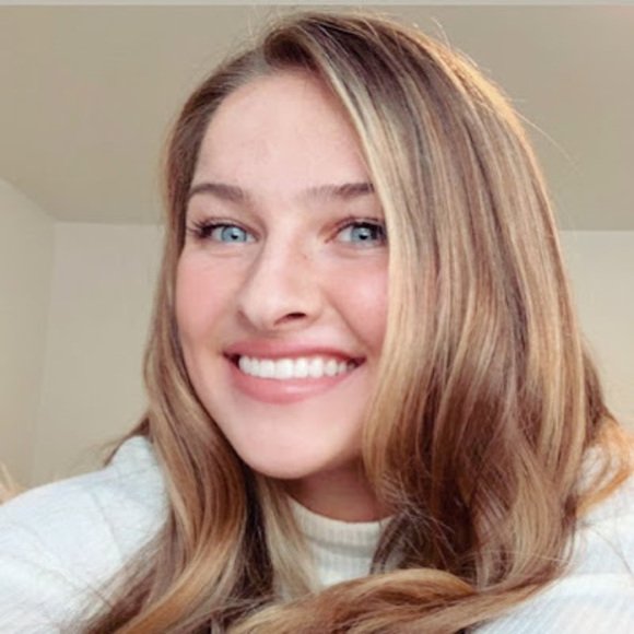 Profile Picture of Emma Bennion (@emmabennion1) on Poshmark