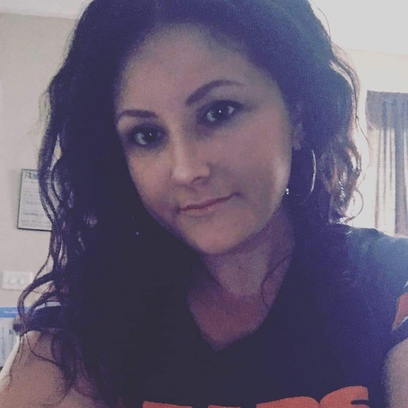 Profile Picture of Jillian Hauger (@jh22081) on Poshmark