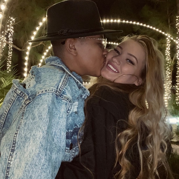 Profile Picture of Zoe Shadowen (@zoebacaa) on Poshmark