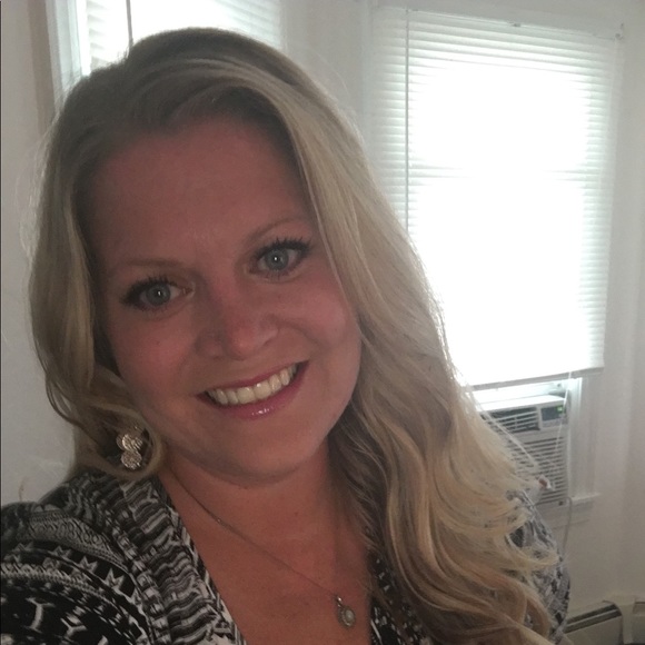 Profile Picture of Kristen Mahon (@kleigh623) on Poshmark
