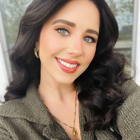 Profile Picture of Adriana Olivera (@adrianaolivera) on Poshmark