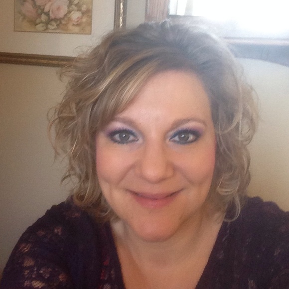 Profile Picture of Mandy Hogan (@hoganhideout4) on Poshmark