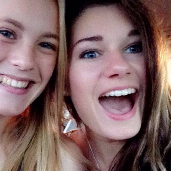 Profile Picture of Aleya Deboer (@aleyadb) on Poshmark