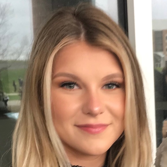 Profile Picture of Katelyn Booth (@katelynbooth45) on Poshmark