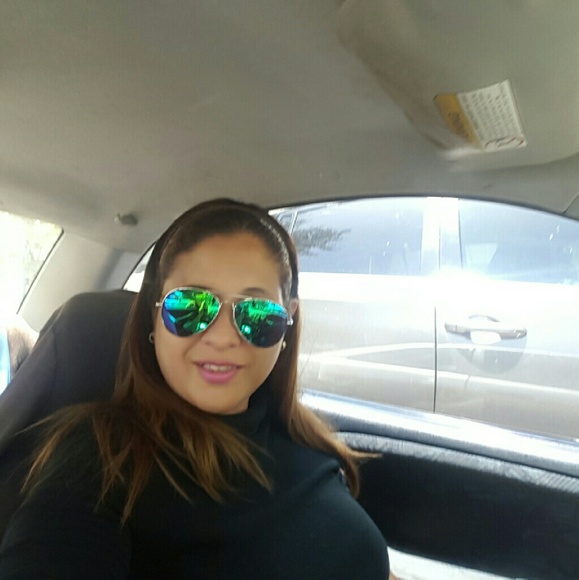 Profile Picture of Aidyl Guzm?n (@aidyljanice) on Poshmark