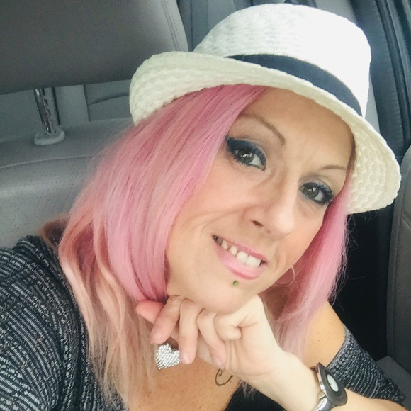 Profile Picture of Jenanne Alexander (@datsupergirl) on Poshmark