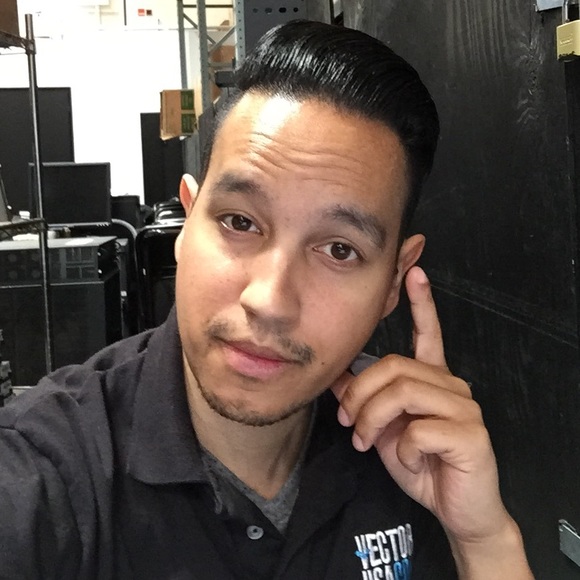 Profile Picture of Ian Kelly (@noobism) on Poshmark