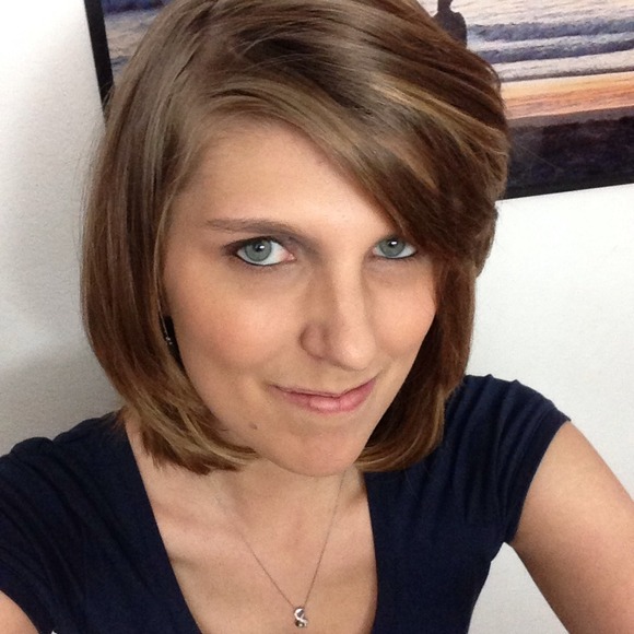 Profile Picture of Heather Neal (@h3ath3r7) on Poshmark