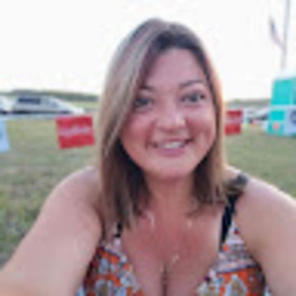 Profile Picture of Elizabeth Boright (@eboright) on Poshmark