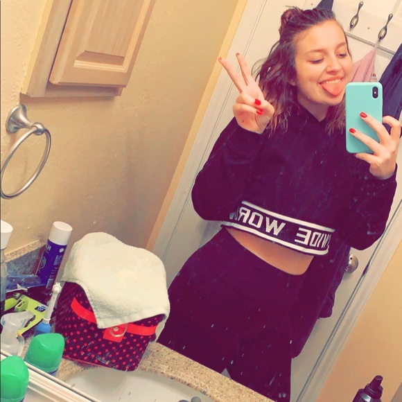 Profile Picture of Cheyenne Neitch (@cheyspace) on Poshmark