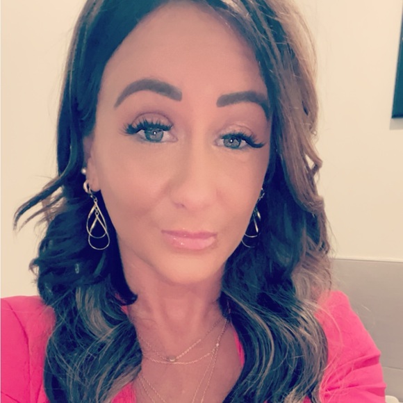 Profile Picture of Stephanie Connolly (@sl_eder) on Poshmark