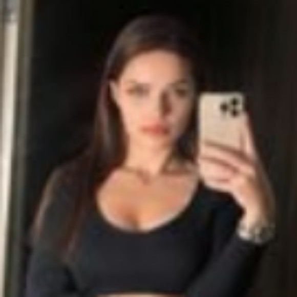 Profile Picture of Heddie Helen (@heddie15yd) on Poshmark