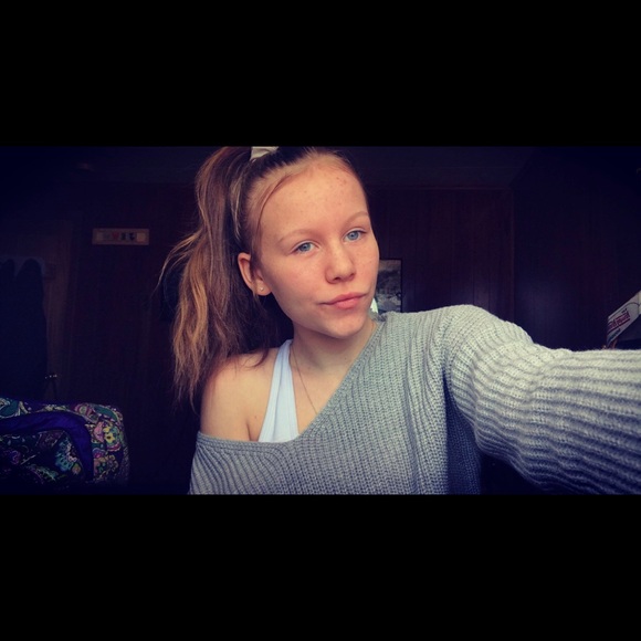 Profile Picture of Jewel Silfies (@jewelsilfies) on Poshmark