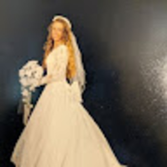 Profile Picture of Mary Button (@marybutton488) on Poshmark