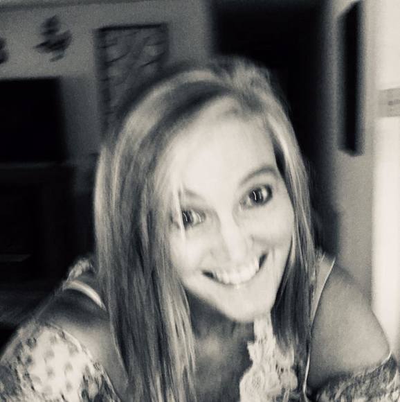 Profile Picture of Lori Whitaker (@lwhit1064) on Poshmark