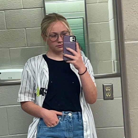 Profile Picture of Jaylee Cossins (@jayleecossins) on Poshmark