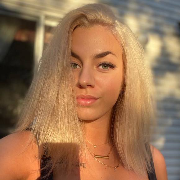 Profile Picture of Laurie Perron (@laurieperron) on Poshmark