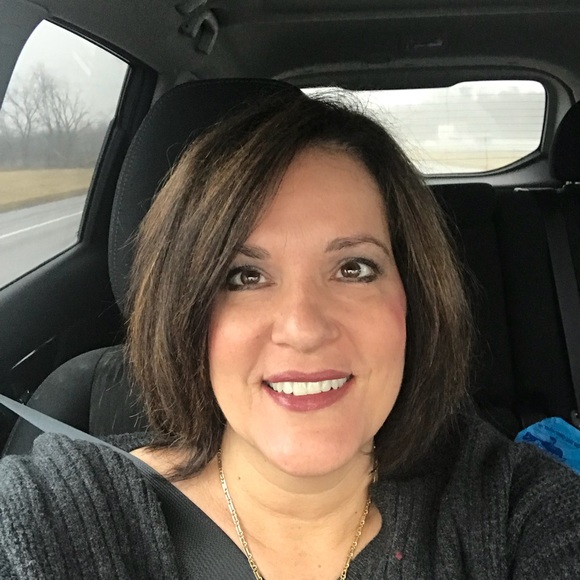 Profile Picture of Sandy Schmock (@sandyschmock) on Poshmark