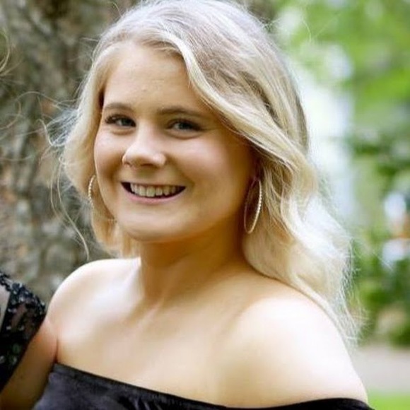 Profile Picture of Emma Rozell (@emmarozell1) on Poshmark