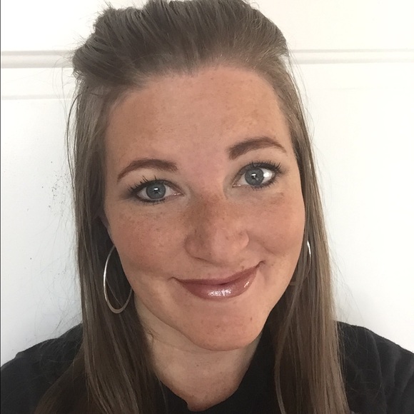 Profile Picture of Shayna Larson (@shaylarson) on Poshmark