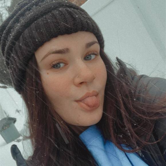 Profile Picture of Ali Schmukler (@alischmukler) on Poshmark