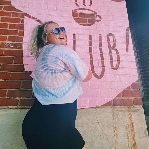 ! julia Hungerford - Poshmark Profile Picture of ! julia Hungerford (@juliahungerford) on Poshmark