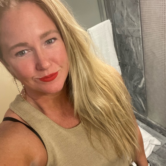 Profile Picture of Holly Scott (@hollyboolala) on Poshmark