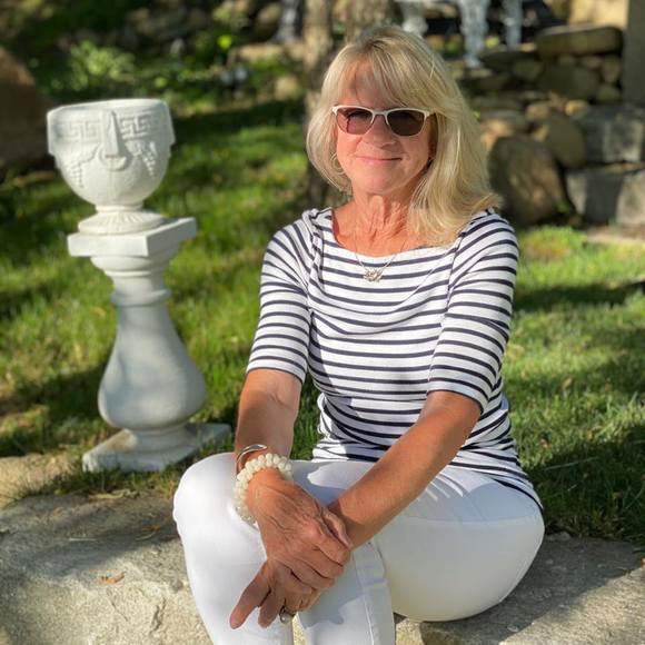 Cathy Scully - Poshmark Profile Picture of Cathy Scully (@cathydoula) on Poshmark