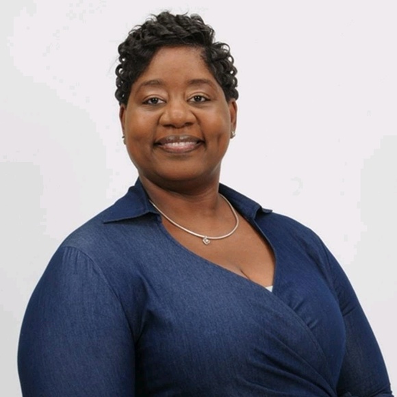 Profile Picture of Lisa Jarrell (@ljarrellsell) on Poshmark