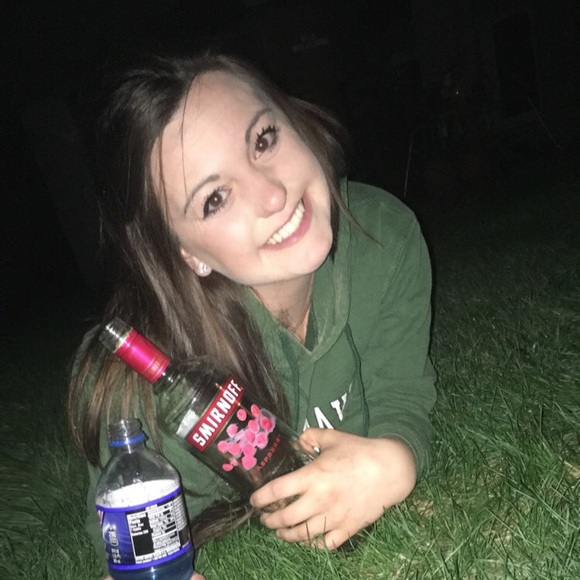 Profile Picture of Arielle Schaefer (@arielleschaefer) on Poshmark