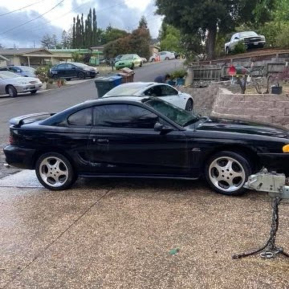 Profile Picture of Oliver Larson (@oliverlarson227) on Poshmark