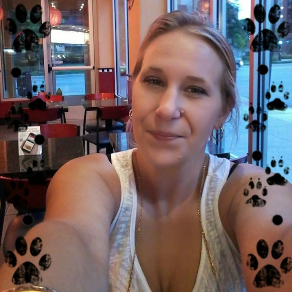 Profile Picture of Chasity Griffith (@chat2017) on Poshmark