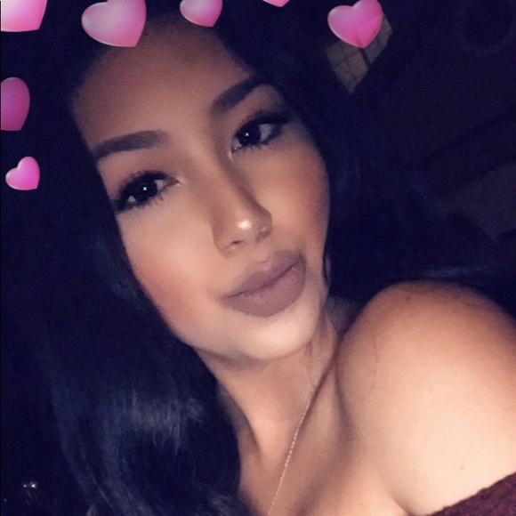 Profile Picture of Victoria Martinez (@vickybreezy) on Poshmark