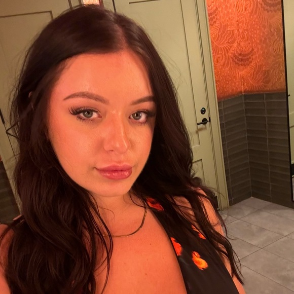 Profile Picture of Ali Amedio (@ali_amedio) on Poshmark