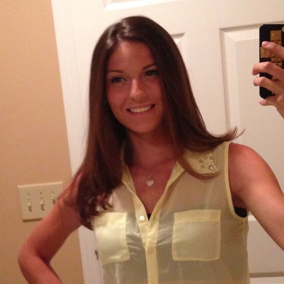 Profile Picture of Nichole Castrataro (@nicholelee620) on Poshmark