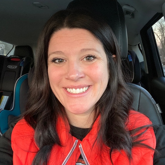 Profile Picture of Julie Schmitz (@julienichole3) on Poshmark