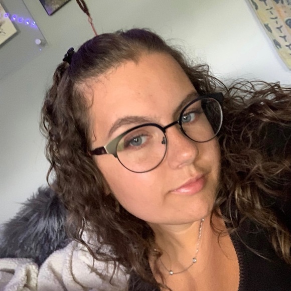 Profile Picture of Samantha Leclair (@samanthal5) on Poshmark