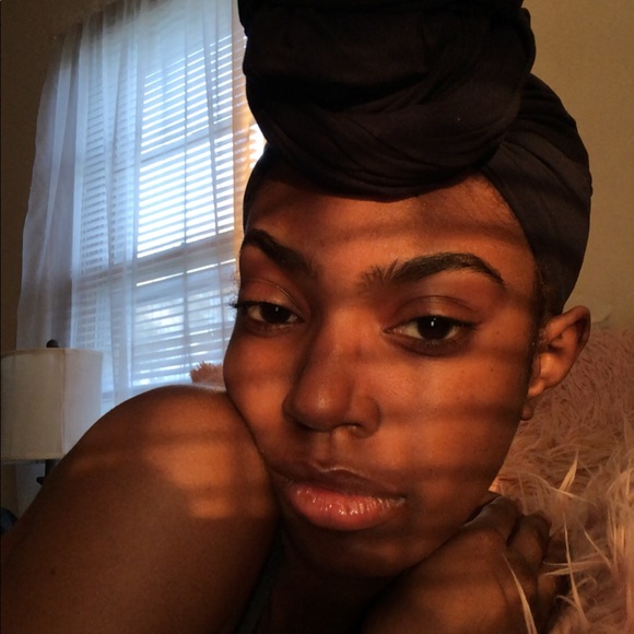 Profile Picture of Dee Maxwell (@deemaxie981) on Poshmark