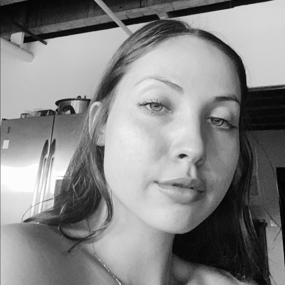 Profile Picture of Andie Guran (@andieguran) on Poshmark