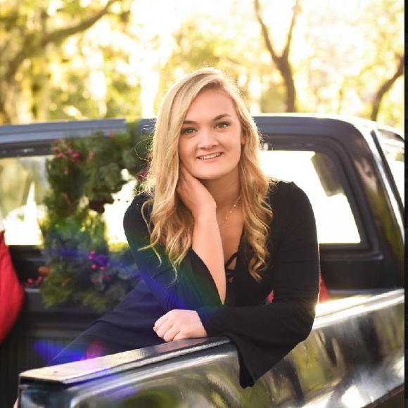 Profile Picture of Lauren Oyer (@lolooyer1) on Poshmark