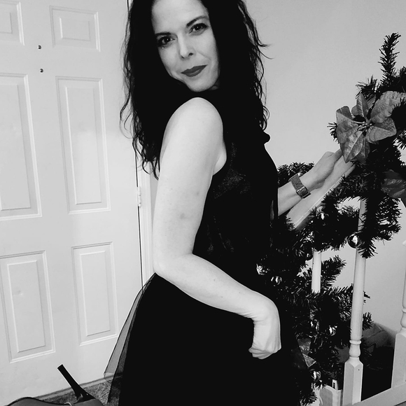 Profile Picture of Lisa Clayton (@lisaclayton789) on Poshmark