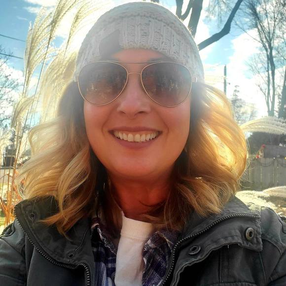 Profile Picture of Beth Reimer (@queenbeth73) on Poshmark