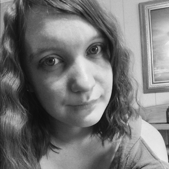 Profile Picture of Leandra Davis (@lkdjdp) on Poshmark