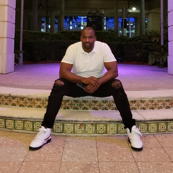 Profile Picture of Zoe Man (@zoeman23) on Poshmark