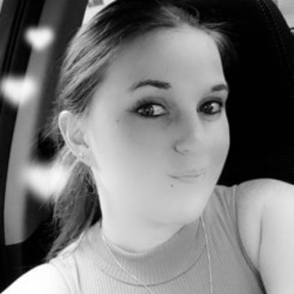 Profile Picture of Caroline Moreau (@carogirl12) on Poshmark